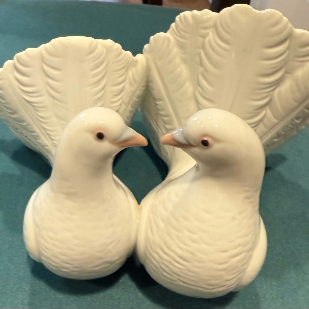 Lladro kissing birds